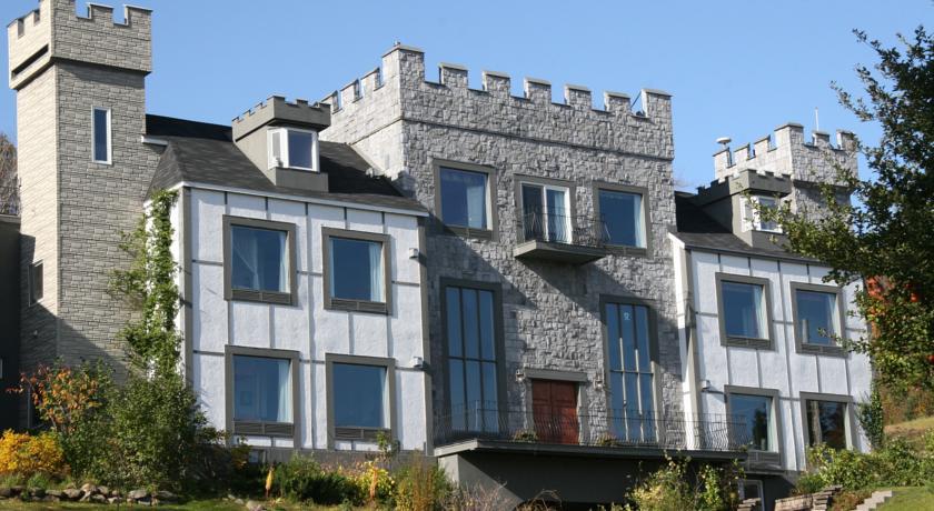 Отель Castle Moffett