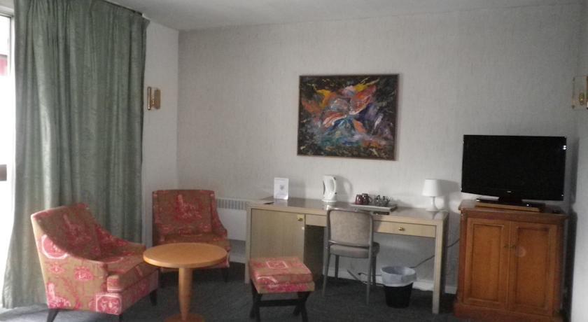 Отель Hôtel Le Cleves