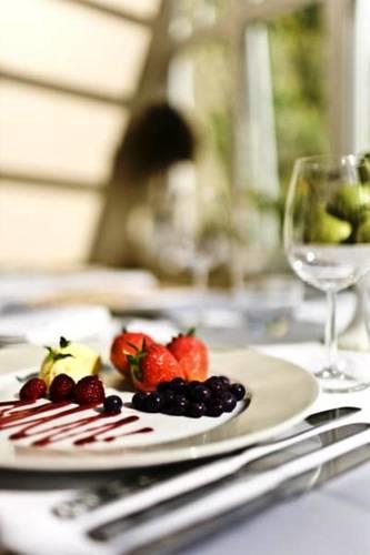 Отель Overcliffe Hotel