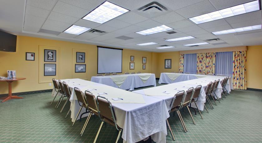 Отель Holiday Inn Express Dryden