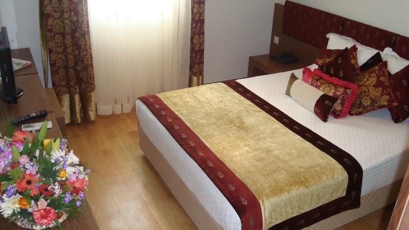 Отель The Corner Hotel