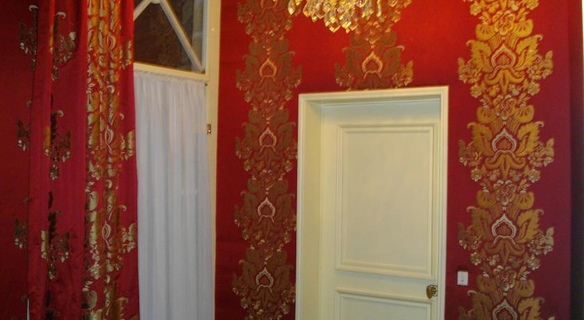 Мини-отель La Tour Louise Guesthouse
