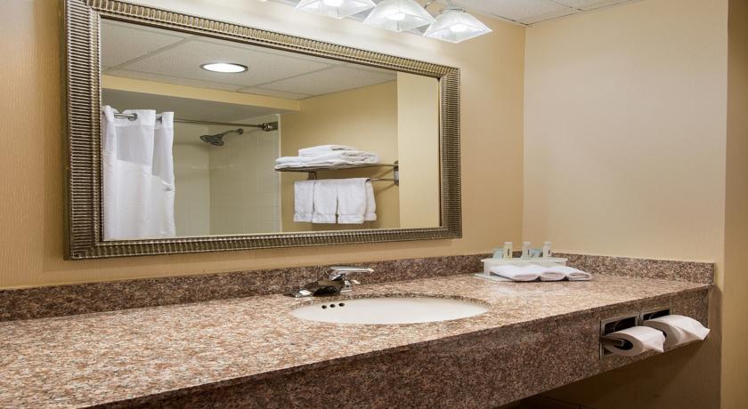 Отель Holiday Inn Express Hauppauge-Long Island