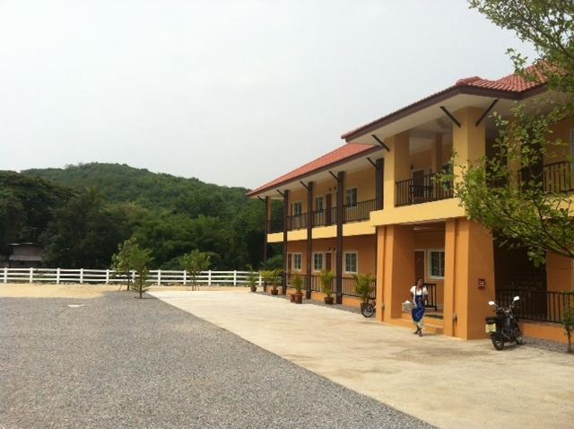 Отель Bansuanrimnam Pakchong Resort