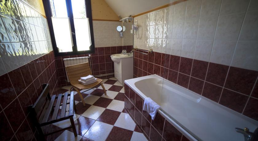Отель Brit Hotel Les Mouflons