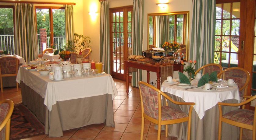 Отель Oak Tree Lodge