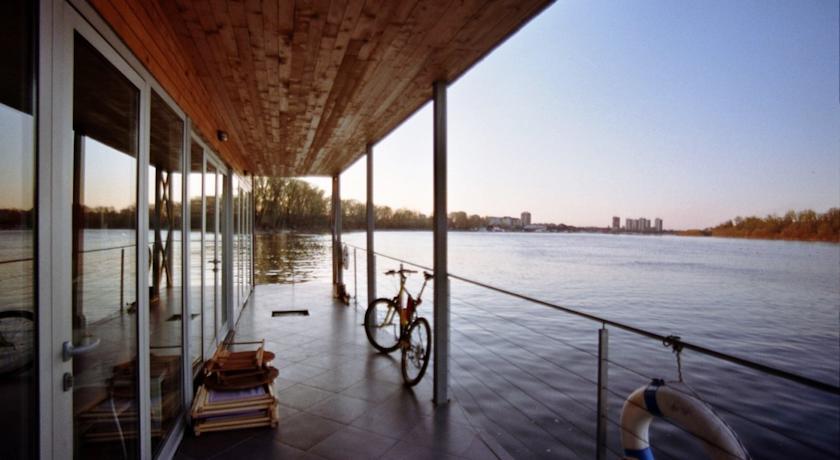 ArkaBarka Floating Hostel