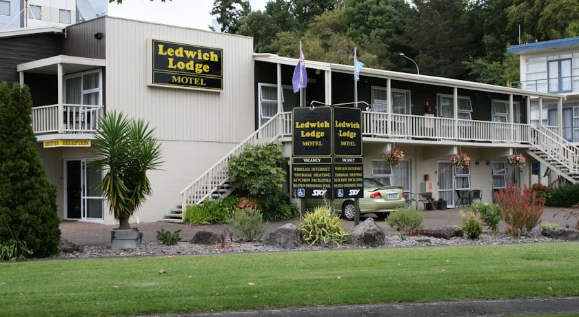 Отель Ledwich Lodge Motel