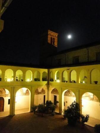 Отель Albergo Il Chiostro di Bevagna