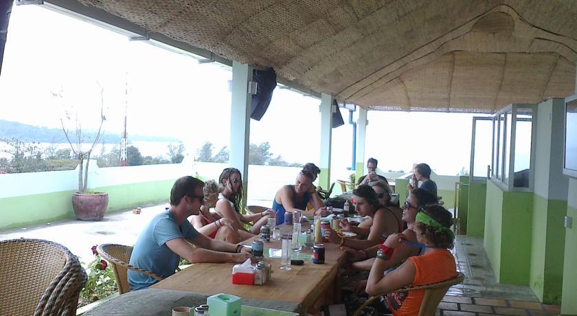 Big John's Chil-axn Hostel & BBQ