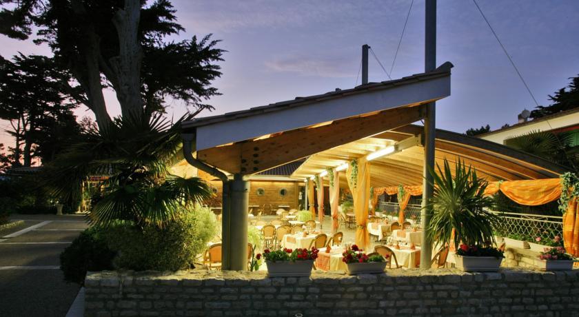 Отель Logis Hotel Les Grenettes