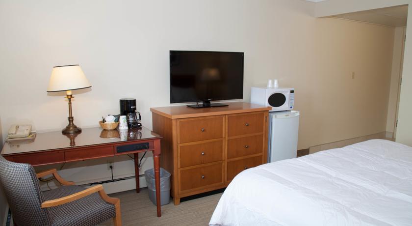 Отель Twin Pine Inn & Suites