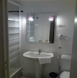 Отель Hôtel Du Commerce