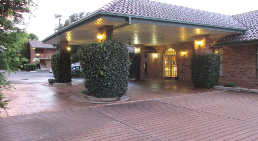 Отель Cascades Motor Inn