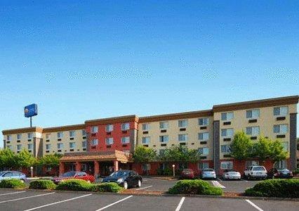 Отель Comfort Inn & Suites Vancouver