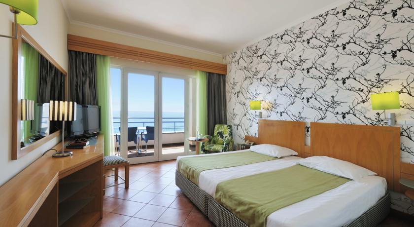 Отель Hotel Calheta Beach