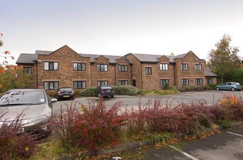 Отель Premier Inn Warrington South