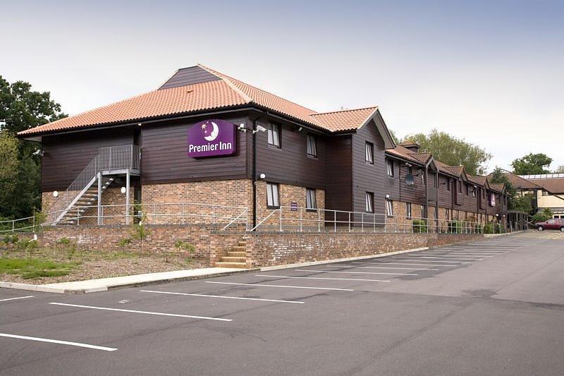 Отель Premier Inn Chessington