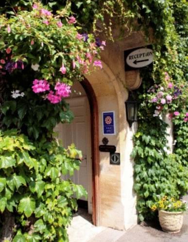 Отель Hatton Court Hotel