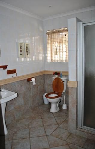 Гостевой дом Le Chateau Guest House and Conference Centre