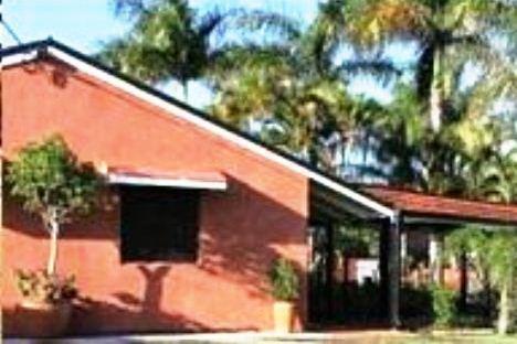 Отель Hervey Bay Colonial Lodge