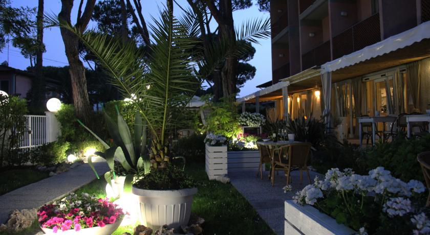 Отель Hotel Bijou