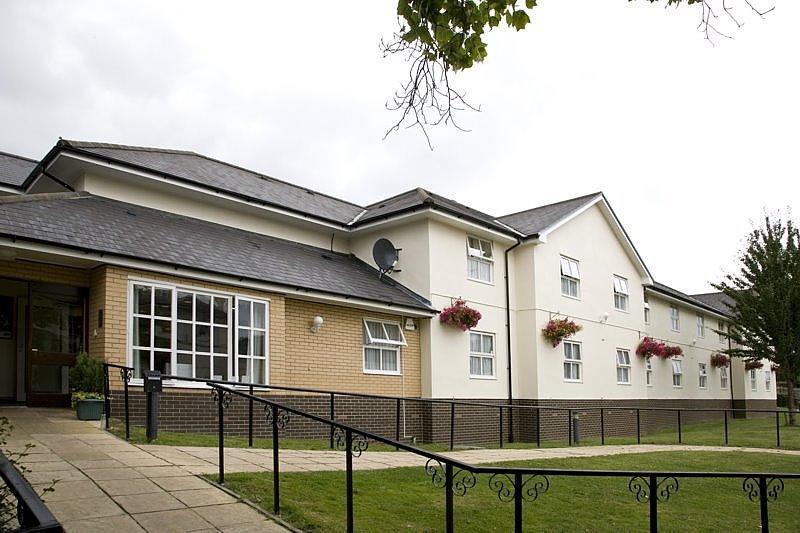 Отель Premier Inn Epsom Central