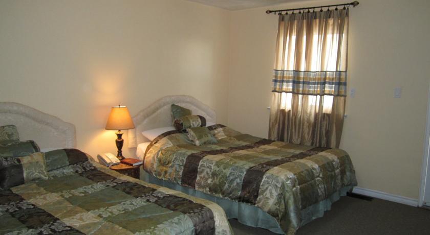 Отель East Court Motel