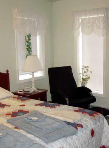 Мини-отель A Downtown Log Cabin Hideaway Bed and Breakfast
