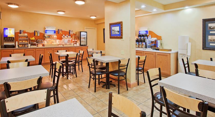 Отель Holiday Inn Express Hotel & Suites Fort Payne