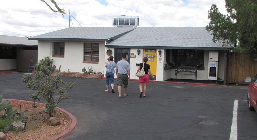 Отель Larian Motel