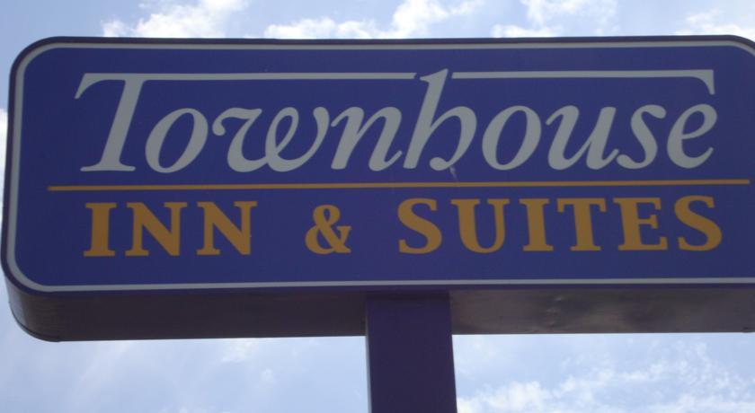 Отель Townhouse Inn and Suites