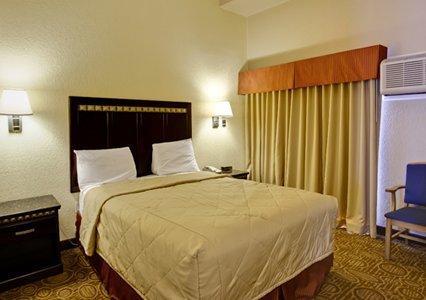 Отель Econo Lodge Inn & Suites Fallbrook