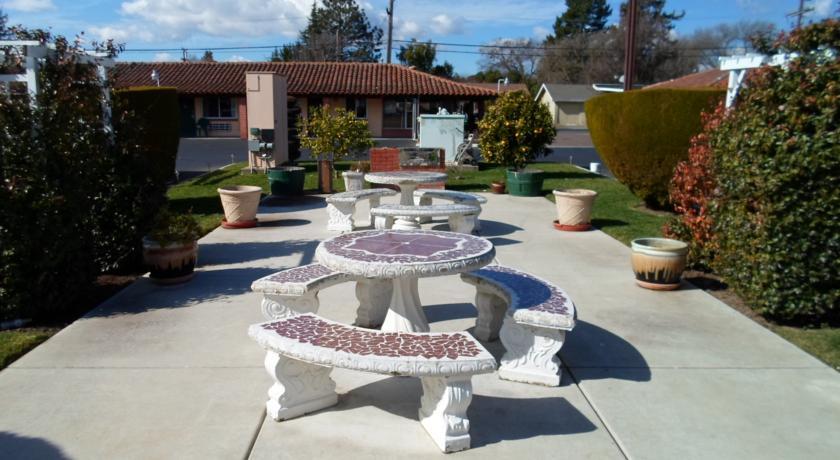 Отель Wine Valley Lodge