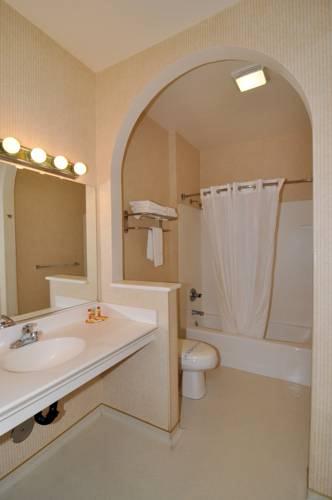 Отель Econo Lodge Inn and Suites Novato