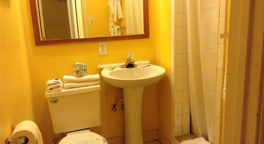 Отель Oceanside Inn and Suites