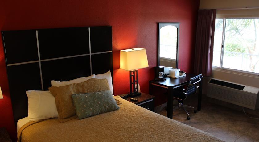 Отель Harbor Inn & Suites Oceanside