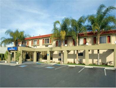 Отель Howard Johnson Inn & Suites Reseda