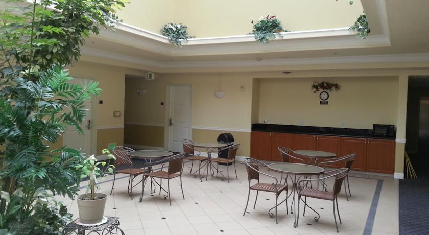 Отель Gateway Inn and Suites