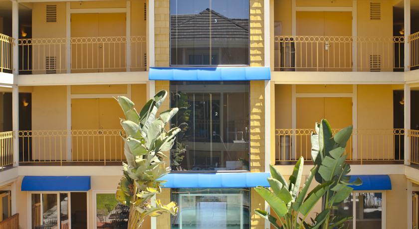 Отель Days Inn and Suites Santa Cruz