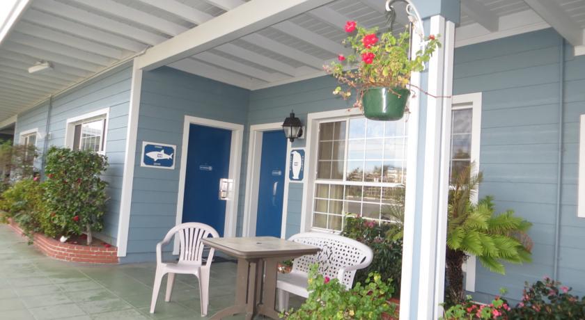 Отель Edgewater Beach Motel