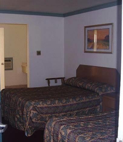 Отель Town & Country Inn