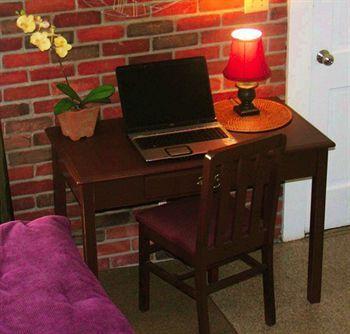 Отель Rocky Neck Inn & Suites