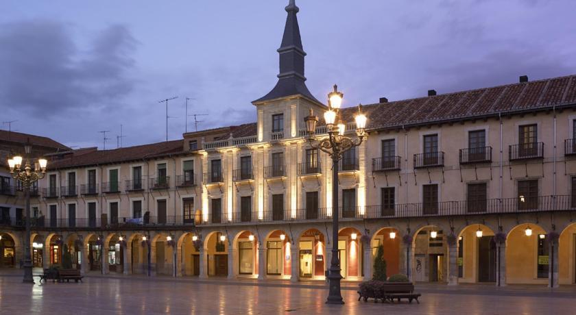 Отель NH Plaza Mayor