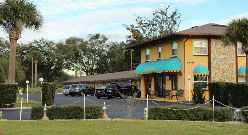 Record Parkside Inn & Suites