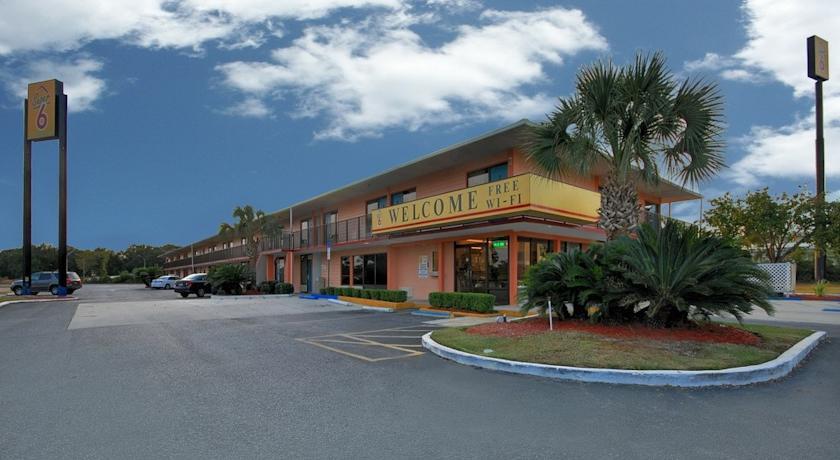 Отель Super 6 Inn & Suites Pensacola