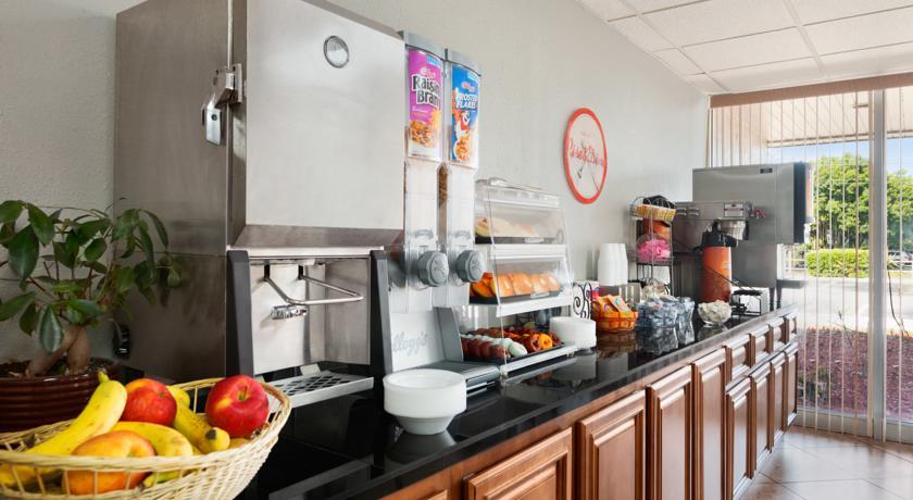 Отель Howard Johnson Winter Haven