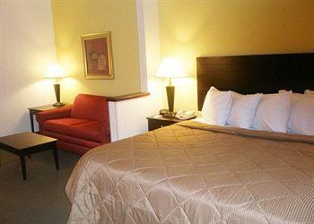 Отель Comfort Inn and Suites Thomson