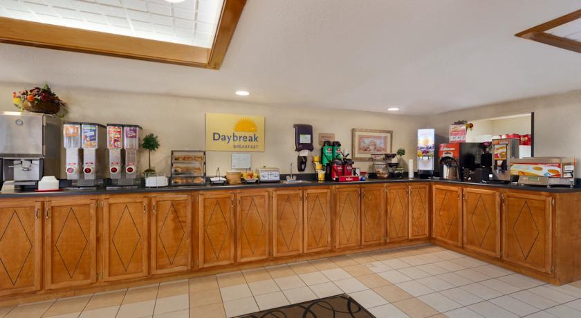 Отель Days Inn and Suites Warner Robins