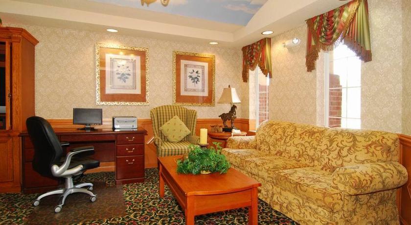 Отель Vista Inn & Suites Warner Robins